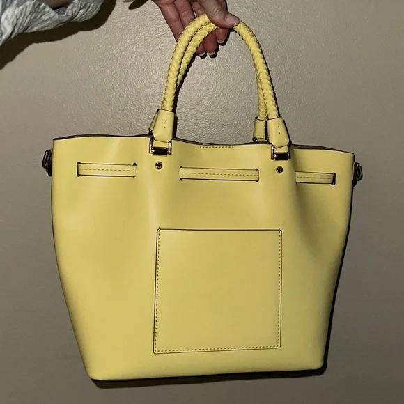 Micheal Kors Blakely Medium Leather Bucket Bag - Picture 6 of 7